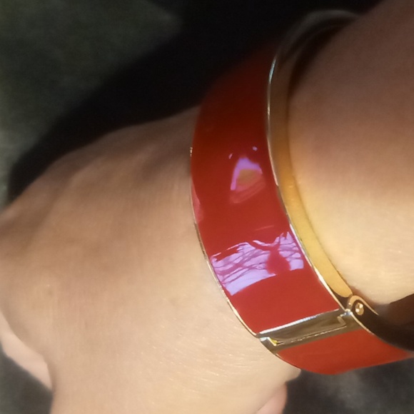 J.crew gold & red enamel hinged & locking bracelet fits up to 8 - Picture 1 of 7
